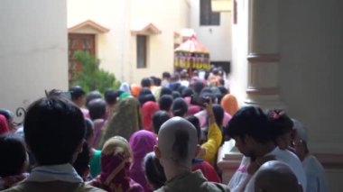 VRINDAVAN, INDIA 01 Eylül 2022: Vrindavan, Vrindavan 'daki Krishna Balarama tapınağında Kirtan ilahileri çalan dindar kutsal bir yer olarak kabul edilir..