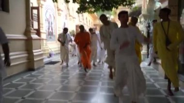 VRINDAVAN, INDIA 01 Eylül 2022: Vrindavan, Vrindavan 'daki Krishna Balarama tapınağında Kirtan ilahileri çalan dindar kutsal bir yer olarak kabul edilir..