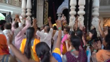 VRINDAVAN, INDIA 01 Eylül 2022: Vrindavan, Vrindavan 'daki Krishna Balarama tapınağında Kirtan ilahileri çalan dindar kutsal bir yer olarak kabul edilir..