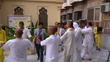 VRINDAVAN, INDIA 01 Eylül 2022: Vrindavan, Vrindavan 'daki Krishna Balarama tapınağında Kirtan ilahileri çalan dindar kutsal bir yer olarak kabul edilir..