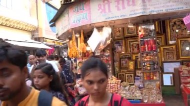 VRINDAVAN, INDIA 01 Eylül 2022: Vrindavan pazarının sokaklarında yerel pazar, tedarikçiler ve dindarlar.