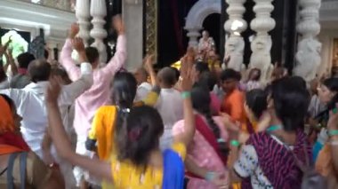 VRINDAVAN, INDIA 01 Eylül 2022: Vrindavan, Vrindavan 'daki Krishna Balarama tapınağında Kirtan ilahileri çalan dindar kutsal bir yer olarak kabul edilir..