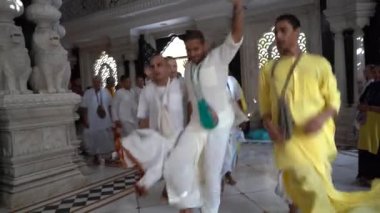 VRINDAVAN, INDIA 01 Eylül 2022: Vrindavan, Vrindavan 'daki Krishna Balarama tapınağında Kirtan ilahileri çalan dindar kutsal bir yer olarak kabul edilir..