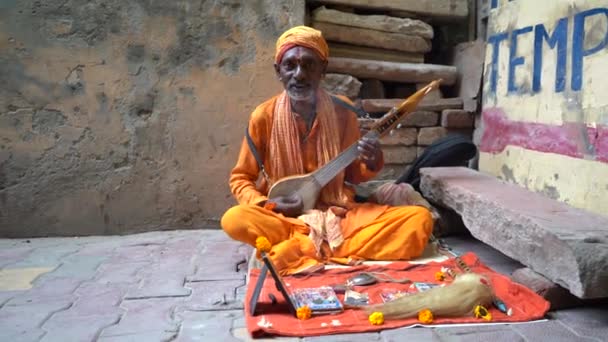Vrindavan 2017 사두는 Vrindavan Vrindavan의 거리에 Kirtan 노래를 연주하는 거룩한 — 비디오
