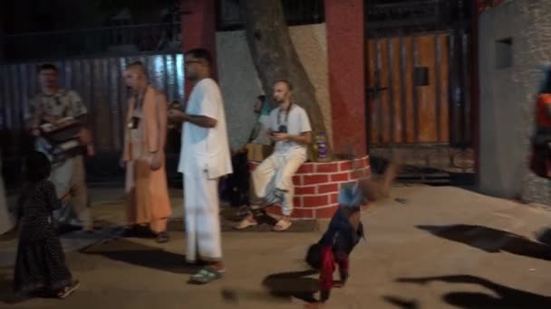 Vrindavan 2022년 Vrindavan의 Vrindavan에 Krishna Balarama 사원에서 Kirtan 부르짖는 소리를 — 비디오