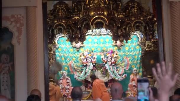 2022年9月1日 Vrindavan Vrindavan的Krishna Balarama神殿中 一个被认为是圣地的奉献者在演奏Kirtan的赞美诗 — 图库视频影像