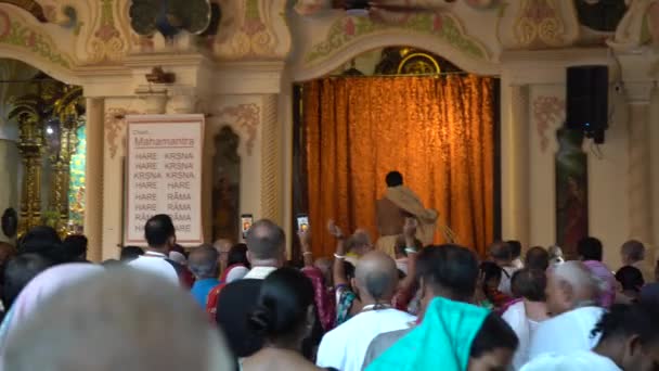 Vrindavan Índia Setembro 2022 Devotee Tocando Cânticos Kirtan Templo Krishna — Vídeo de Stock
