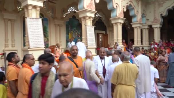 ヴィンダバン インド2022年9月01日 ヴリンダヴァンにあるクリシュナ バラマ神殿でカタンチャントを演じる委員会は 聖なる場所であると考えられています — ストック動画