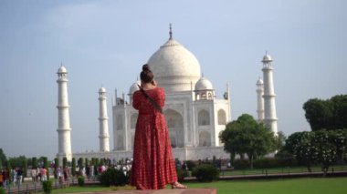 AGRA, UTTAR PRADESH, INDIA, 28 AĞUSTOS 2022: Hindistan ve dünyanın dört bir yanından gelen turistler Taj Mahal 'i ziyaret edip izliyorlar, Taj Mahal ise Agra' daki UNESCO Dünya Mirası sahası..