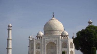 AGRA, UTTAR PRADESH, INDIA, 28 AĞUSTOS 2022: Hindistan ve dünyanın dört bir yanından gelen turistler Taj Mahal 'i ziyaret edip izliyorlar, Taj Mahal ise Agra' daki UNESCO Dünya Mirası sahası..