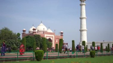 AGRA, UTTAR PRADESH, INDIA, 28 AĞUSTOS 2022: Hindistan ve dünyanın dört bir yanından gelen turistler Taj Mahal 'i ziyaret edip izliyorlar, Taj Mahal ise Agra' daki UNESCO Dünya Mirası sahası..