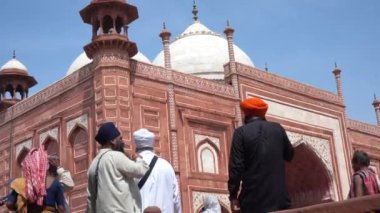 AGRA, UTTAR PRADESH, INDIA, 28 AĞUSTOS 2022: Hindistan ve dünyanın dört bir yanından gelen turistler Taj Mahal 'i ziyaret edip izliyorlar, Taj Mahal ise Agra' daki UNESCO Dünya Mirası sahası..