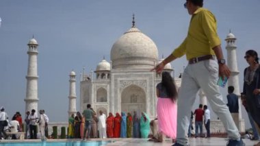 AGRA, UTTAR PRADESH, INDIA, 28 AĞUSTOS 2022: Hindistan ve dünyanın dört bir yanından gelen turistler Taj Mahal 'i ziyaret edip izliyorlar, Taj Mahal ise Agra' daki UNESCO Dünya Mirası sahası..