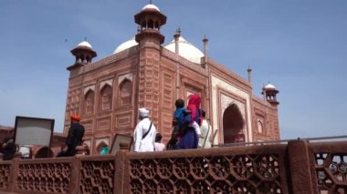 AGRA, UTTAR PRADESH, INDIA, 28 AĞUSTOS 2022: Hindistan ve dünyanın dört bir yanından gelen turistler Taj Mahal 'i ziyaret edip izliyorlar, Taj Mahal ise Agra' daki UNESCO Dünya Mirası sahası..