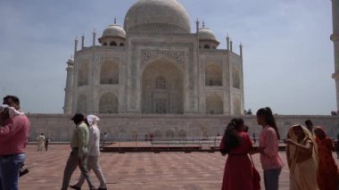 AGRA, UTTAR PRADESH, INDIA, 28 AĞUSTOS 2022: Hindistan ve dünyanın dört bir yanından gelen turistler Taj Mahal 'i ziyaret edip izliyorlar, Taj Mahal ise Agra' daki UNESCO Dünya Mirası sahası..