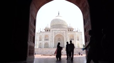 AGRA, UTTAR PRADESH, INDIA, 28 AĞUSTOS 2022: Hindistan ve dünyanın dört bir yanından gelen turistler Taj Mahal 'i ziyaret edip izliyorlar, Taj Mahal ise Agra' daki UNESCO Dünya Mirası sahası..