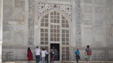 AGRA, UTTAR PRADESH, INDIA, 28 AĞUSTOS 2022: Hindistan ve dünyanın dört bir yanından gelen turistler Taj Mahal 'i ziyaret edip izliyorlar, Taj Mahal ise Agra' daki UNESCO Dünya Mirası sahası..
