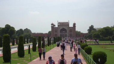 AGRA, UTTAR PRADESH, INDIA, 28 AĞUSTOS 2022: Hindistan ve dünyanın dört bir yanından gelen turistler Taj Mahal 'i ziyaret edip izliyorlar, Taj Mahal ise Agra' daki UNESCO Dünya Mirası sahası..