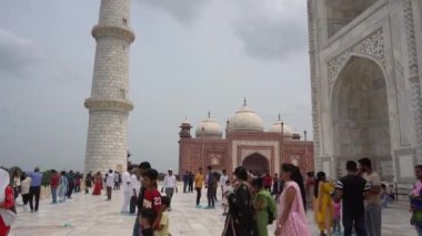 AGRA, UTTAR PRADESH, INDIA, 28 AĞUSTOS 2022: Hindistan ve dünyanın dört bir yanından gelen turistler Taj Mahal 'i ziyaret edip izliyorlar, Taj Mahal ise Agra' daki UNESCO Dünya Mirası sahası..