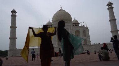 AGRA, UTTAR PRADESH, INDIA, 28 AĞUSTOS 2022: Hindistan ve dünyanın dört bir yanından gelen turistler Taj Mahal 'i ziyaret edip izliyorlar, Taj Mahal ise Agra' daki UNESCO Dünya Mirası sahası..