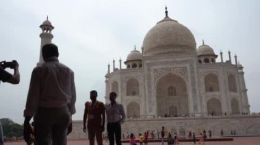 AGRA, UTTAR PRADESH, INDIA, 28 AĞUSTOS 2022: Hindistan ve dünyanın dört bir yanından gelen turistler Taj Mahal 'i ziyaret edip izliyorlar, Taj Mahal ise Agra' daki UNESCO Dünya Mirası sahası..