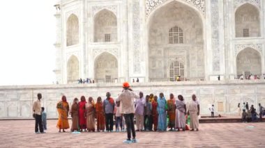 AGRA, UTTAR PRADESH, INDIA, 28 AĞUSTOS 2022: Hindistan ve dünyanın dört bir yanından gelen turistler Taj Mahal 'i ziyaret edip izliyorlar, Taj Mahal ise Agra' daki UNESCO Dünya Mirası sahası..