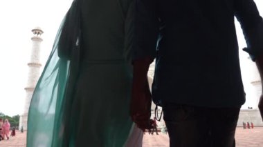 AGRA, UTTAR PRADESH, INDIA, 28 AĞUSTOS 2022: Hindistan ve dünyanın dört bir yanından gelen turistler Taj Mahal 'i ziyaret edip izliyorlar, Taj Mahal ise Agra' daki UNESCO Dünya Mirası sahası..