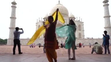 AGRA, UTTAR PRADESH, INDIA, 28 AĞUSTOS 2022: Hindistan ve dünyanın dört bir yanından gelen turistler Taj Mahal 'i ziyaret edip izliyorlar, Taj Mahal ise Agra' daki UNESCO Dünya Mirası sahası..