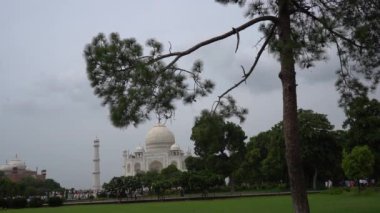 AGRA, UTTAR PRADESH, INDIA, 28 AĞUSTOS 2022: Hindistan ve dünyanın dört bir yanından gelen turistler Taj Mahal 'i ziyaret edip izliyorlar, Taj Mahal ise Agra' daki UNESCO Dünya Mirası sahası..