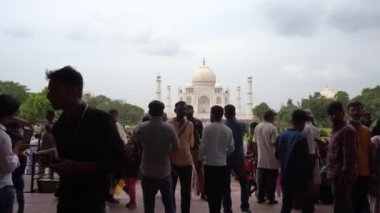 AGRA, UTTAR PRADESH, INDIA, 28 AĞUSTOS 2022: Hindistan ve dünyanın dört bir yanından gelen turistler Taj Mahal 'i ziyaret edip izliyorlar, Taj Mahal ise Agra' daki UNESCO Dünya Mirası sahası..