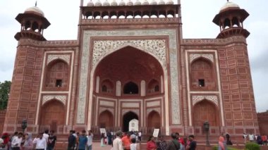 AGRA, UTTAR PRADESH, INDIA, 28 AĞUSTOS 2022: Hindistan ve dünyanın dört bir yanından gelen turistler Taj Mahal 'i ziyaret edip izliyorlar, Taj Mahal ise Agra' daki UNESCO Dünya Mirası sahası..