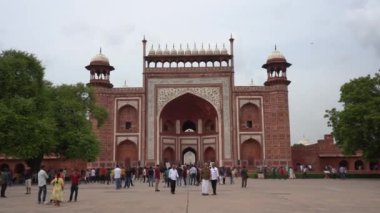 AGRA, UTTAR PRADESH, INDIA, 28 AĞUSTOS 2022: Hindistan ve dünyanın dört bir yanından gelen turistler Taj Mahal 'i ziyaret edip izliyorlar, Taj Mahal ise Agra' daki UNESCO Dünya Mirası sahası..