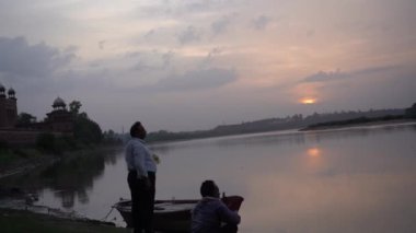 AGRA, UTTAR PRADESH, INDIA, 28 AĞUSTOS 2022: Hindistan ve dünyanın dört bir yanından gelen turistler Taj Mahal 'i ziyaret edip izliyorlar, Taj Mahal ise Agra' daki UNESCO Dünya Mirası sahası..