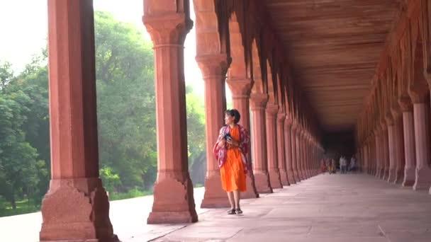 Agra Uttar Pradesh インド August 2022 インドと世界中の観光客がタージ マハルを訪問し 見ている タージ — ストック動画