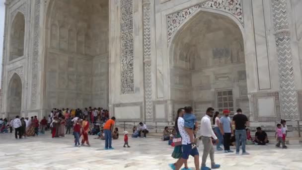 Agra Uttar Pradesh インド August 2022 インドと世界中の観光客がタージ マハルを訪問し 見ている タージ — ストック動画