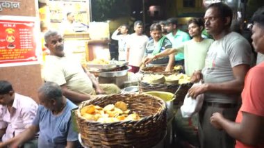AGRA, UTTAR PRADESH, INDIA, 28 AĞUSTOS 2022: Hindistan ve dünyanın dört bir yanından gelen turistler Taj Mahal 'i ziyaret edip izliyorlar, Taj Mahal ise Agra' daki UNESCO Dünya Mirası sahası..