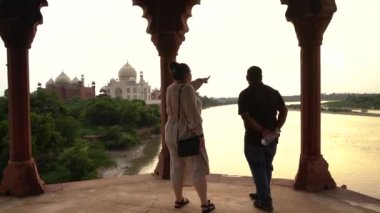 AGRA, UTTAR PRADESH, INDIA, 28 AĞUSTOS 2022: Hindistan ve dünyanın dört bir yanından gelen turistler Taj Mahal 'i ziyaret edip izliyorlar, Taj Mahal ise Agra' daki UNESCO Dünya Mirası sahası..