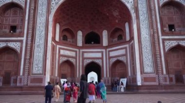 AGRA, UTTAR PRADESH, INDIA, 28 AĞUSTOS 2022: Hindistan ve dünyanın dört bir yanından gelen turistler Taj Mahal 'i ziyaret edip izliyorlar, Taj Mahal ise Agra' daki UNESCO Dünya Mirası sahası..
