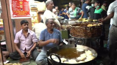 AGRA, UTTAR PRADESH, INDIA, 28 AĞUSTOS 2022: Hindistan ve dünyanın dört bir yanından gelen turistler Taj Mahal 'i ziyaret edip izliyorlar, Taj Mahal ise Agra' daki UNESCO Dünya Mirası sahası..