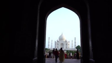 AGRA, UTTAR PRADESH, INDIA, 28 AĞUSTOS 2022: Hindistan ve dünyanın dört bir yanından gelen turistler Taj Mahal 'i ziyaret edip izliyorlar, Taj Mahal ise Agra' daki UNESCO Dünya Mirası sahası..