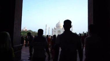 AGRA, UTTAR PRADESH, INDIA, 28 AĞUSTOS 2022: Hindistan ve dünyanın dört bir yanından gelen turistler Taj Mahal 'i ziyaret edip izliyorlar, Taj Mahal ise Agra' daki UNESCO Dünya Mirası sahası..