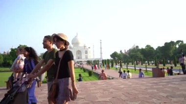 AGRA, UTTAR PRADESH, INDIA, 28 AĞUSTOS 2022: Hindistan ve dünyanın dört bir yanından gelen turistler Taj Mahal 'i ziyaret edip izliyorlar, Taj Mahal ise Agra' daki UNESCO Dünya Mirası sahası..