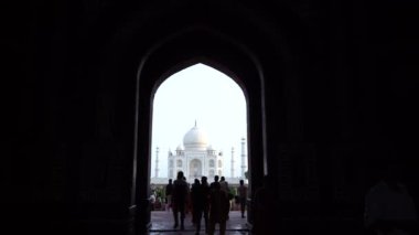 AGRA, UTTAR PRADESH, INDIA, 28 AĞUSTOS 2022: Hindistan ve dünyanın dört bir yanından gelen turistler Taj Mahal 'i ziyaret edip izliyorlar, Taj Mahal ise Agra' daki UNESCO Dünya Mirası sahası..