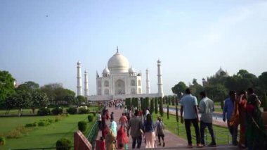 AGRA, UTTAR PRADESH, INDIA, 28 AĞUSTOS 2022: Hindistan ve dünyanın dört bir yanından gelen turistler Taj Mahal 'i ziyaret edip izliyorlar, Taj Mahal ise Agra' daki UNESCO Dünya Mirası sahası..