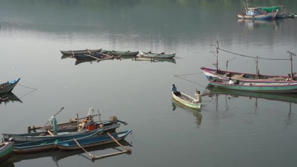 Sindhudurg Maharashtra India March 2023 忙碌的渔民每天从马尔万港的渔船上捕鱼 — 图库视频影像