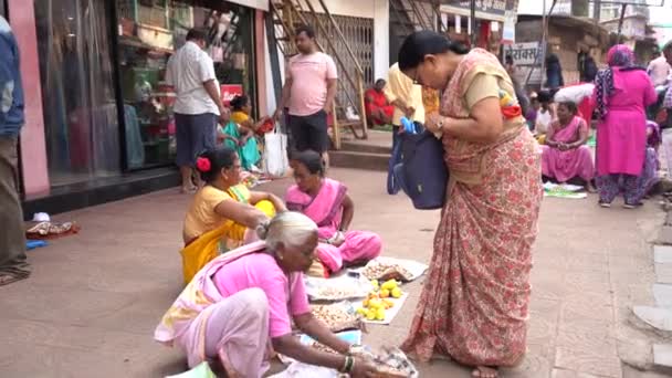 Sindhudurg Maharashtra India Marzo 2023 Mujeres Agricultoras Vendiendo Varios Bienes — Vídeo de stock