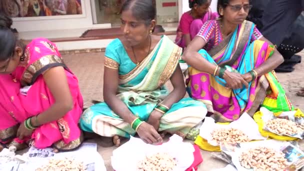 Sindhudurg Maharashtra インド March 2023 都市の通りの農家市場でさまざまな商品を販売する女性農家 — ストック動画