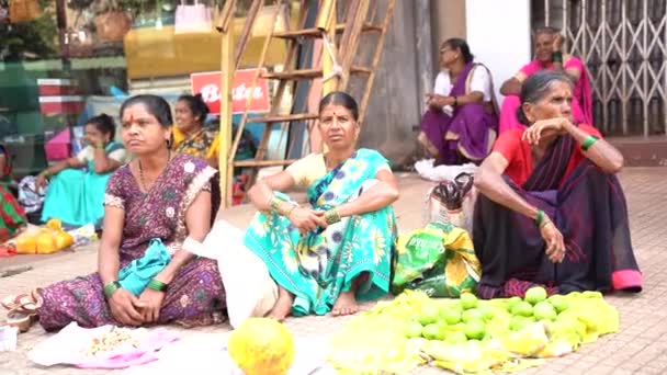 Sindhudurg Maharashtra India Marzo 2023 Mujeres Agricultoras Vendiendo Varios Bienes — Vídeo de stock