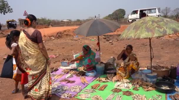 Ratnagiri Maharashtra India Marzo 2023 Mujeres Vendiendo Pescado Mercado Callejero — Vídeos de Stock