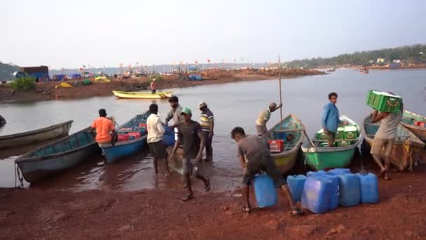 Sindhudurg Maharashtra India March 2023 忙碌的渔民每天从马尔万港的渔船上捕鱼 — 图库视频影像
